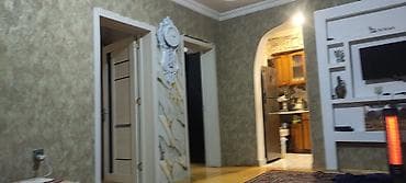 2 otaqlı mənzil – daxili dizaynlı - Geniş zal: dekorativ nişlər və TV — 1