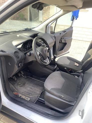 byd 2 ci el: Ford Transit Courier yük furgonu - Kuzov: ağ rəngli, iki arxa qapılı — 5
