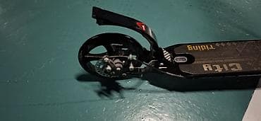 samokat satilir: Şəhər tipli kick skuter Xüsusiyyətlər: - Böyük təkərlər: ön və arxa — 4