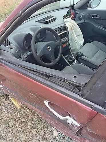Avtomobil satışı: Alfa Romeo 156 sedan – qırmızı rəng - Kuzov: 4 qapılı sedan, yan — 6