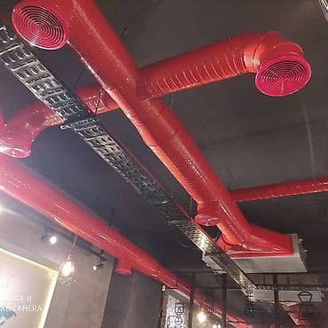 Qırmızı rəngdə olan havalandırma boruları sistemi. Bu sistem, hava