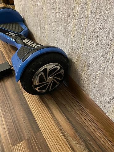 Hover BOT hoverboardu. Mavi rəngdədir və balanslaşdırma təmin edir — 5