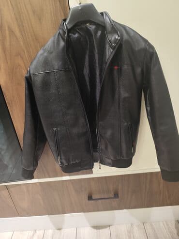 купить кожаную куртку в баку: Qara dəri görünümlü kişi jaketi - Model: qısa kəsim, stand-yoqa — 2