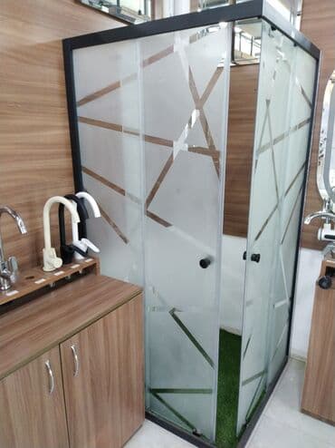 duş kabin: Şüşə panelləri və qara profilli künc duş kabini. Qapı tutacaqları — 2