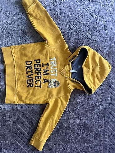 Uşaq üçün sarı rəngli kapüşonlu sviter. Ön hissədə “TRUST I’M A