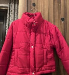 бейсбольные мужские куртки: Şəkildə çəhrayı kimi düşür işığa görə,amma qırmızı rəngdir — 1