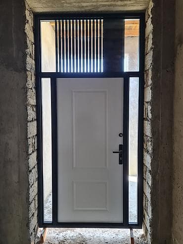 Qapılar və aksessuarlar: Modern giriş qapısı – metal karkaslı, antrasit rəngdə, şaquli rellef — 2