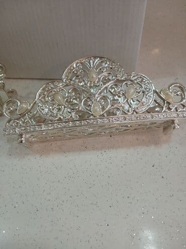 qadinlar ucun en gozel hediyyeler: Tezedi qutusunda coxdan alinib uzərində mirvari ve xirda qaś var Cox — 4