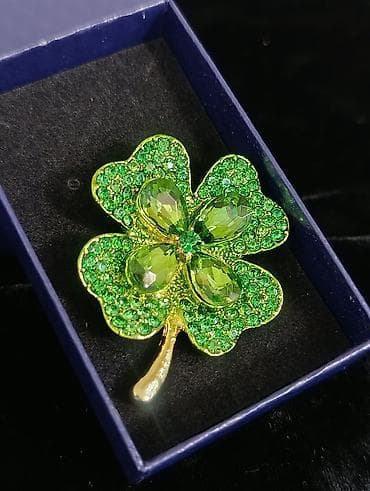 xari bulbul simvolu: Dörd yarpaqlı yonca formalı bəzək sancağı - Material: qızılı tonlu — 1