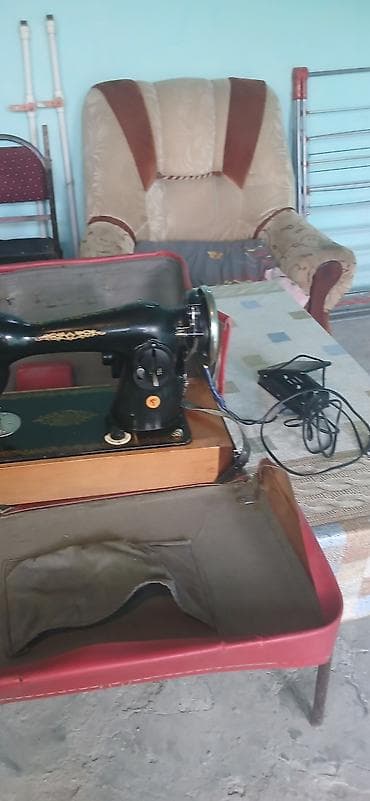 Tikiş maşınları: Elektrik tikiş maşını – klassik dizaynlı, metal gövdə və taxta əsaslı — 3