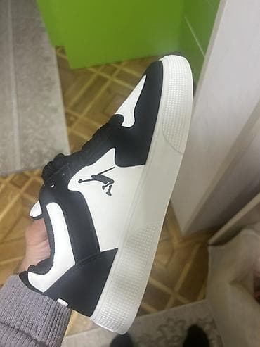 Qara-ağ rəngdə idman üslublu krossovka - Dizayn: Kontrast qara-ağ — 2