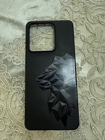 Qara rəngli telefon qabı – arxa hissədə relyefli, çoxbucaqlı şir