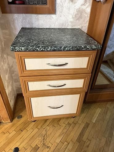 Mətbəx üçün 3 çekmecəli dolab - Üstlük: tünd-yaşıl mərmər naxışlı