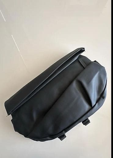 velosiped idman: Minimalist dizayna malik qara çiyin çantası. Xüsusiyyətlər: - Suya — 1