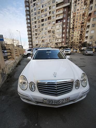 Ağ rəngdə Mercedes-Benz E-Class sedan avtomobili. Avtomobilin qabaq