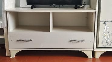 Düz TV altlığı, Polkalı, Laminat