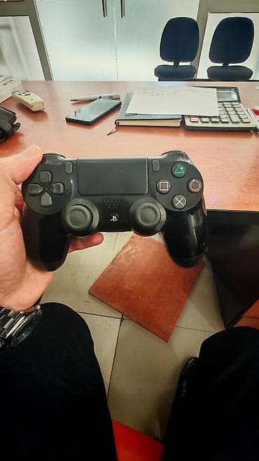 Сумки: PlayStation 4 orjianal pultu,tam işləkdir bütün düymələri işləkdir — 1