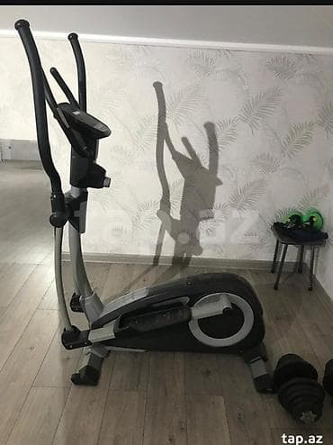 Evdə kardio məşqləri üçün nəzərdə tutulmuş elliptik trenajor. Bu