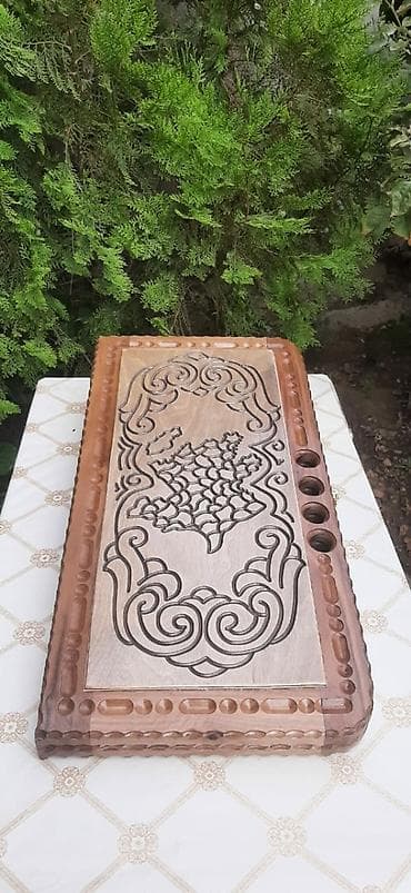 oyun alanı: Qoz agaci materialdan hazırlanmış, əl işi nard dəsti. Üzərindəki oyma — 6
