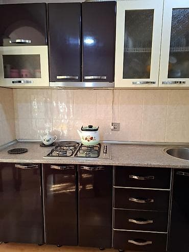 makiyaj stolu: Mətbəx mebel dəsti - Rəng: tünd qəhvəyi (parlaq) – üst dolablarda ağ — 2