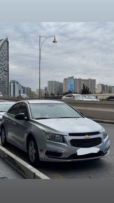 Chevrolet Cruze sedan – gümüşü rəng - Kuzov: 4 qapılı sedan, gümüşü