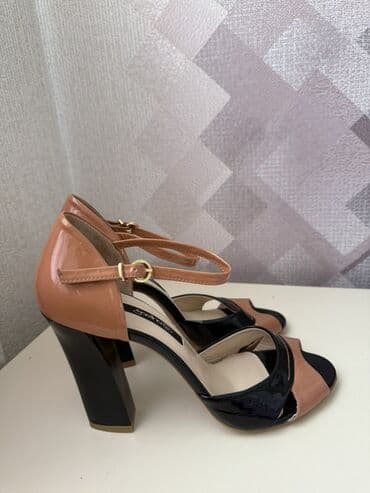 женские джинсовые босоножки: Qadın sandaleti – iki rəngli, qara və şaftalı tonlarında laklı dəri — 2