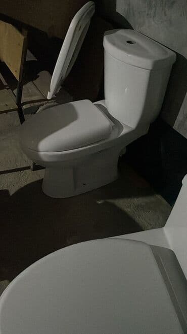 divar sticker: Şüşə kölgəli, şirli metal əsaslı, dekorativ qızılı detallı bir divar — 13