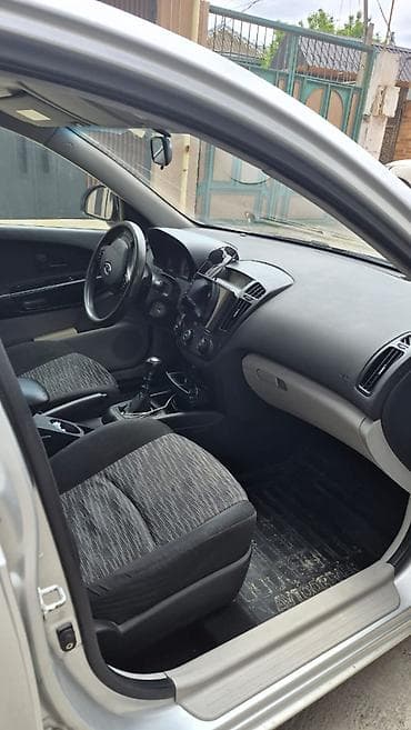 orta panel: Kia Ceed: 1.6 l | 2007 il Hetçbek — 7