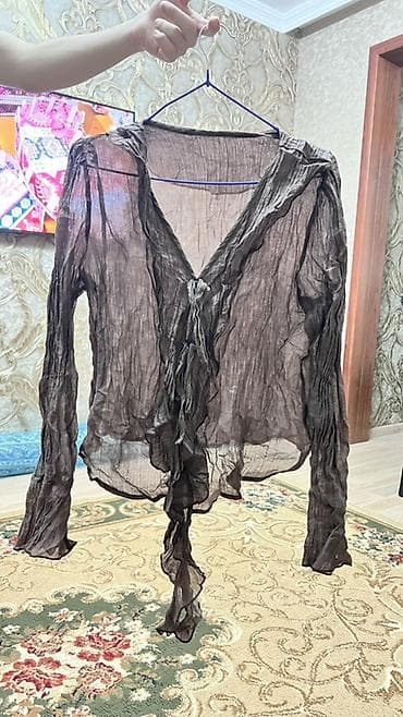 qadin ucun: Qadın üst geyimləri – 4 ədəd Heresi 5 manatdan 1) Şəffaf qara bluz — 1