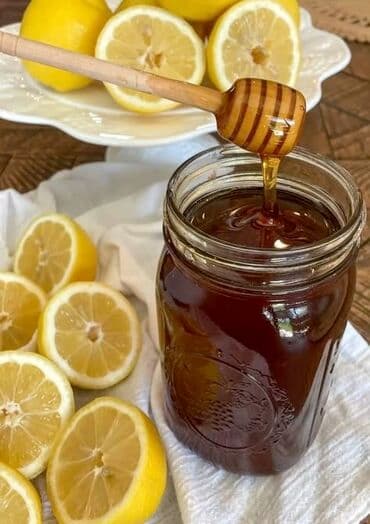 Təmiz bal var. Qatqısız Qaxdan gələn baldır. 700 qr bankada yəni