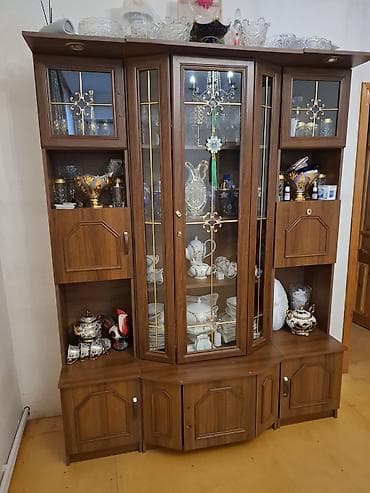 taxta qapi sekilleri: Qonaq otağı üçün vitrinalı bufet - Material: ağac teksturalı laminat — 2