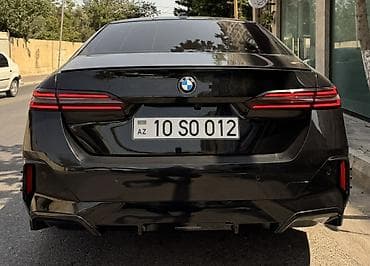 Транспорт: BMW 5 Series (son model nəsil) – sedan, qara rəng, M paketli — 4