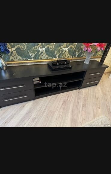 ekran sekili: Düz TV altlığı, Polkalı, Laminat — 1