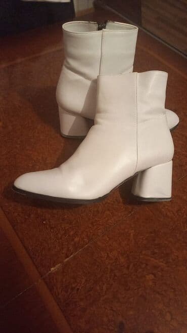 qiz ucun botlar: Ağ rəngli qadın botu - Model: qısa dabanlı bot - Rəng: qar kimi ağ - — 1