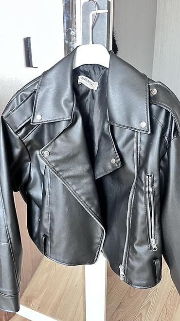 Qadınlar üçün qara biker üslubunda dəri gödəkçə - Rəng: qara - Model