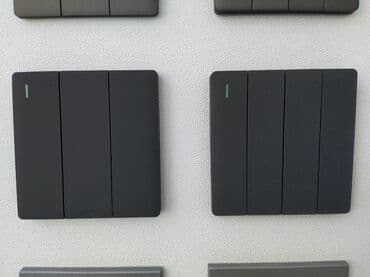 Qara rəngdə üçlü elektrik açarı. Bu açar, evinizdəki işıqlandırma və