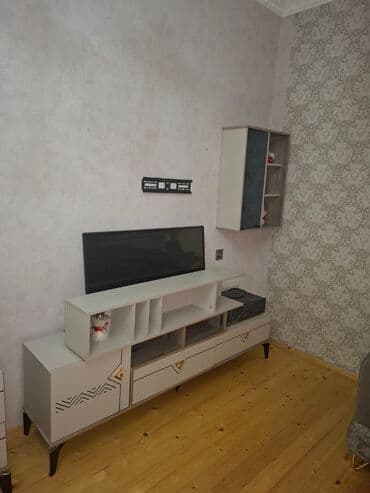 qedimi kamod: Komod, TV altlığı — 2