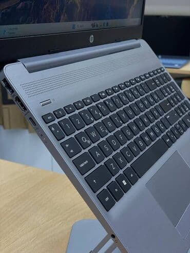 ucuz nodbuk: HP noutbuk – 15.6" ekranlı, gümüşü korpuslu model. Əsas — 2