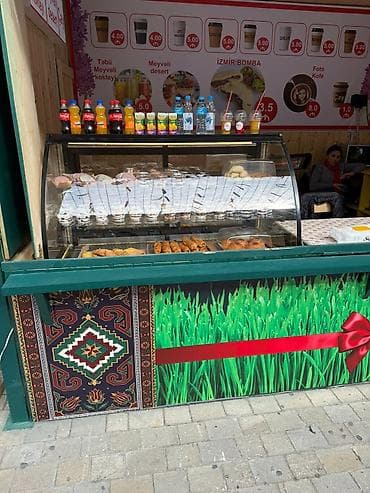 Промышленные морозильники: Kafe–şirniyyat vitrini və içkilər üçün stend Təklif olunan məhsul və — 1