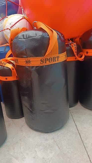 Qara rəngli, silindrik formalı zərbə torbası. Torba möhkəm sintetik