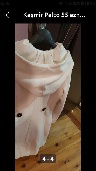 qadınlar üçün təbii dublyonkalar: Ağ rəngdə, ikiqat düyməli və kapüşonlu qadın paltosu. Qara rəngli — 1