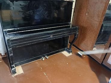 piyanino: Upright pianino – klassik qara rəngli, laklı korpus. İki pedal sistemi — 1