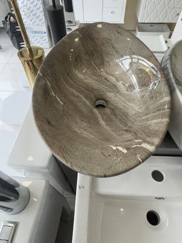 Santexnika: Oval formalı, boz rəngli, mərmərdən hazırlanmış lavabo. Fərqli — 1