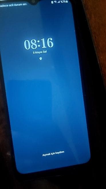 Smartfon - Ekran: tam ekran, nazik çənə hissəsi olan, su damcısı