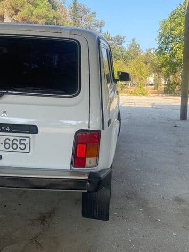 2004 2008 hyundai tucson ehtiyat hisseleri ve aksesuarları: Lada Niva 4x4, ağ rəng. Klassik kuzov dizaynı, yüksək klirens və tam — 3