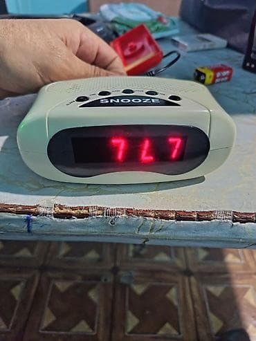 Rəqəmsal saatlı radio (LED ekranlı) - Yuxarı hissədə iri “SNOOZE” — 5