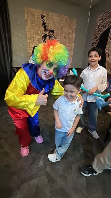 helium sarlar: Uşaq tədbirləri üçün əyləncə paketi Xidmətin tərkibi: - Şən kloun — 4