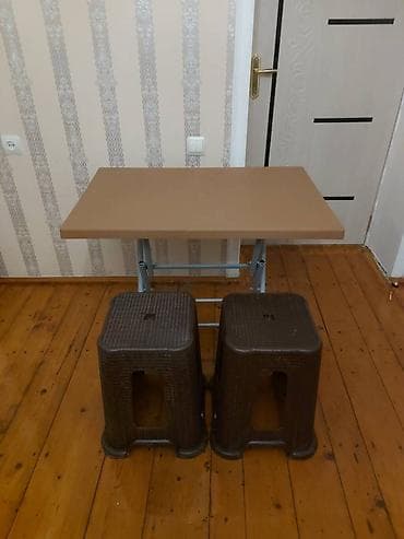 Açilib yigila bilen masa ve iki tabletqa satilir.Hec bir problemi