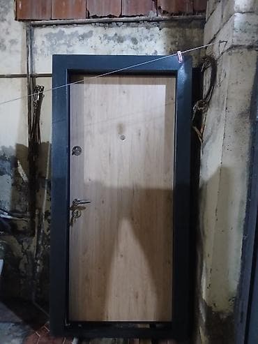 Dəmir təhlükəsizlik qapısı – taxta fakturalı ikiüzlü model - — 2