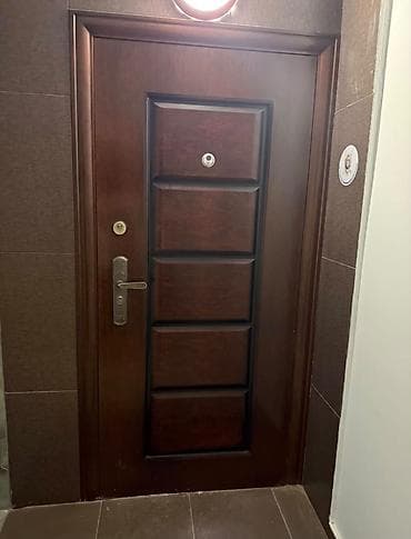 islenmis qapi satiram: Seyf qapı. Satılır 180 azn. 2,15*0,90 ölçüsündədir. Ünvan — 1